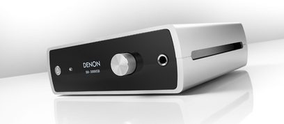 Sølvfarvet Denon DA-300USB audio DAC-konverter, set forfra, med knapper, drejeknap og USB-port på frontpanelet