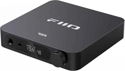 FiiO K11 R2R sort hovedtelefonforforstærker med frontdisplay, hovedtelefonstik og lydstyrkeknap set i trekvart profil