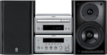 Yamaha E-410 sort mini-stereoanlæg i sort bestående af to højttalere, en CD-afspiller og et kassettedeck, set forfra