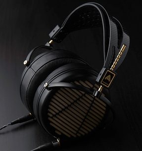 Audeze LCD-4Z schwarzer Kopfhörer, Seitenansicht von links, Metallgitter auf den Ohrmuschelgehäusen, gepolsterter Bügelrahmen, geflochtenes goldenes Kabel