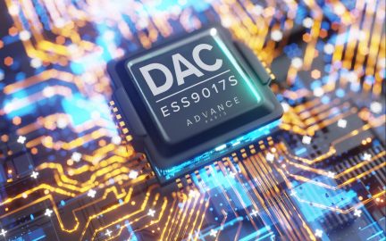 DAC ESS9017S-elektronisk chip fra Advance Paris på et printkort oplyst i blåt og orange