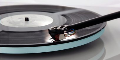 Giradischi Rega Planar 2 con braccio di lettura nero, piatto circolare trasparente, disco in vinile nero, vista laterale