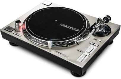 Wysokiej klasy gramofon Reloop RP 7000 MK2 w kolorze srebrnym, widok z góry, czarna tarcza, ramię odczytujące, przyciski sterujące i złącza