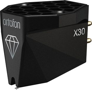 Ortofon MC X30 svart pickup i blank resin, sedd snett framifrån, fasetterad kropp med bikakeformat ovansida, silverfärgad diamantlogotyp och två förgyllda anslutningsstift