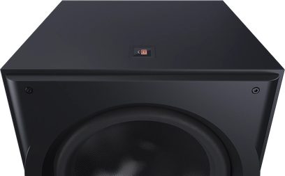 Perlisten R18s žemų dažnių garsiakalbis, matomas iš kampo, juoda priekinė dalis, apvalus garsiakalbis, lygi paviršiaus tekstūra, centrinis logotipas