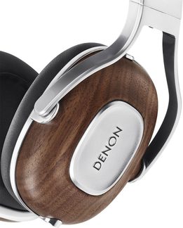 Houten hoofdtelefoon met zilveren metalen delen, gezien van de linkerkant, met zwarte oorschelpen en de inscriptie "DENON" op de zijkant