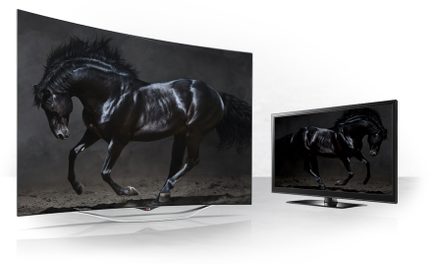 Sort hest i galop set i profil på sort baggrund, buet TV-skærm viser det samme billede i sort-hvid