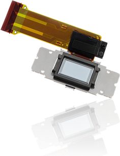 Epson EH-LS10000 videoprojektor adskilt, set ovenfra, med synlige elektroniske og optiske komponenter, hvid baggrund