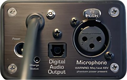 Digitalt forstærket studiemikrofon Studio Six Digital iAudioInterface2 i sort, set forfra, med XLR- og jackstik, drejeknapper og kontakter