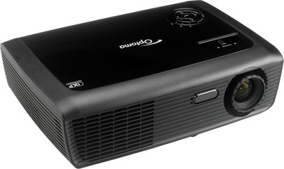 Optoma EX531p sort videoprojektor, set forfra, ventilationsgitter, forskudt linse, logo og tekst på toppen