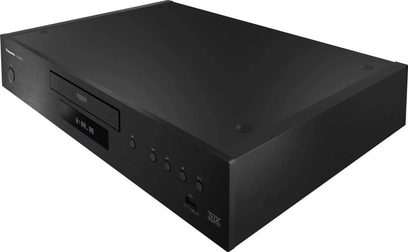 Panasonic DP-UB9000AG1 sort Blu-ray-afspiller, børstet front med diskskuffe, display og knapper set fra tre kvarter