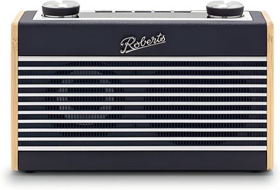 Radio da tavolo Roberts Rambler Uno blu navy, cassa rettangolare in legno chiaro e plastica, vista frontale, facciata con listelli orizzontali, logo centrale Roberts e due grandi pulsanti circolari metallici sulla parte superiore