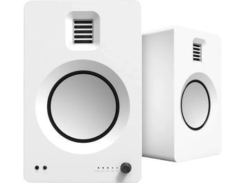 Vue de trois-quarts avant d’un lot de deux enceintes connectées Kanto TUK blanc mat, coffret rectangulaire lisse, tweeter à fentes horizontales en haut, large woofer cerclé de noir au centre, commande rotative, prises mini-jack et voyants LED alignés en bas à droite