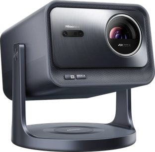 Videoproiector Hisense C2 Pro, vedere din trei sferturi, carcasă dreptunghiulară gri, lentilă circulară, suport curbat