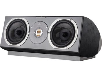 AudioVector R Center Arreté sort centerhøjttaler, sort åretegnet træ kabinet med matgrå frontpanel, udstyret med to metalindrammede højttalere og en central bånddiskant, set fra trekvart forfra