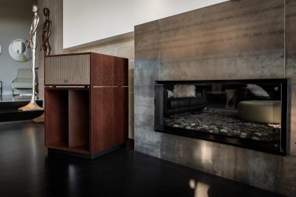 Hnědá dřevěná skříň s béžovým předním mřížkováním, obdélníkový design, dvě spodní otvory, pohled z vnitřního úhlu