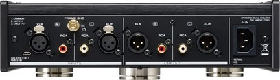 TEAC PE-505 sidabrinės spalvos foninio stiprintuvo priekinė dalis su RCA, XLR jungtimis, perjungikliais ir reguliavimo rankenėlėmis