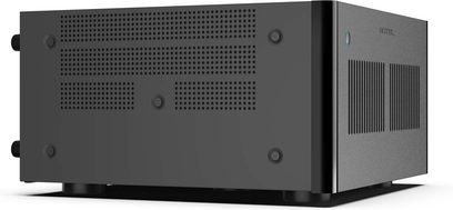 Multikanálový výkonový zesilovač Rotel RMB-1587 MKII v černé barvě s argentovým provedením, pohled ze šikmého úhlu, přední panel s ventilační mřížkou