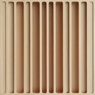 Twaalf verticale rechthoekige akoestische panelen van licht hout met parallelle groeven, frontaal gezien