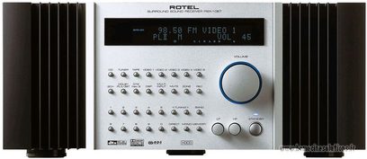 Nærbillede af fronten på Rotel RSX-1067 surround receiver, LCD-skærm, mange knapper, børstet aluminium