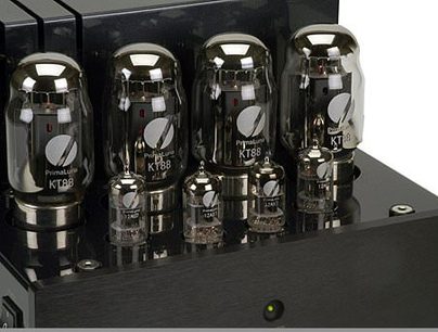 Černý výkonový zesilovač PrimaLuna ProLogue Seven, pohled zepředu na vnitřní uspořádání se 4 elektronkami KT88 a 2 elektronkami 12AX7
