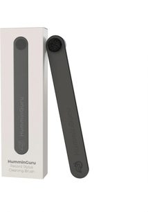 Brosse de nettoyage HumminGuru Stylus Cleaner noire, à tête ronde, avec son emballage blanc
