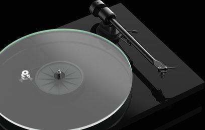 Pro-Ject T1 EVO BT yüksek kaliteli plak çalar, şeffaf cam plak tablası, siyah ton kolu ve parlak siyah taban ile noyer renk
