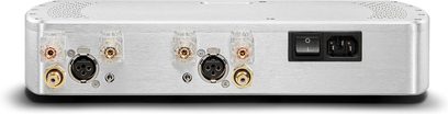 Amplificador de potencia Chord Electronics Etude plateado en aluminio cepillado, vista trasera con bornes de altavoz transparentes, doble entrada XLR, conectores RCA dorados, interruptor y base de alimentación negros