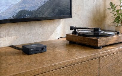 Черен мрежов аудиоплейър ArtSound Smart Stream 2, с бутон на предния панел, до грамофон