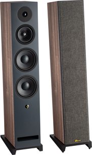 Coppia di diffusori da pavimento Davis Acoustics Krypton 9 classik finitura noce, cabinet in legno marrone con frontale nero opaco dotato di quattro altoparlanti circolari, condotto reflex rettangolare e inserto giallo, base nera, presentati in vista tre quarti frontale: uno senza griglia e l’altro con griglia in tessuto grigio scuro