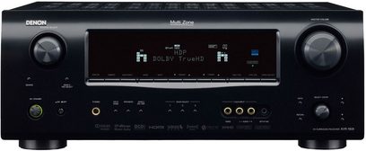 Denon AVR-1909 thuisbioscoopversterker, vooraanzicht, zwarte voorkant met blauwe display, veel knoppen en aansluitingen op de voorkant