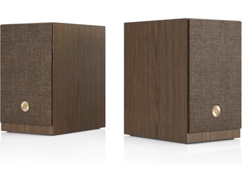 Paire d’enceintes Audio Pro A28 W finition noyer, avec grilles brunes et logos dorés, vues de trois quarts