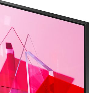 Samsung QE75Q60T 2020 televisie, levendige roze platte scherm, dunne zwarte omlijsting, zijaanzicht in perspectief, driehoekige vormen