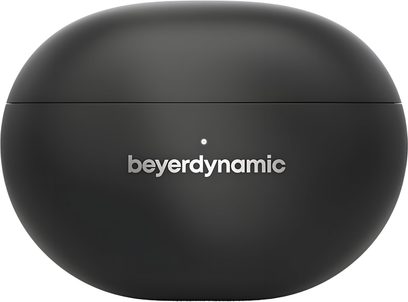 Черен матов пластмасов правоъгълен заряден калъф, сребрист лого на beyerdynamic Amiron 100 и малък центриран LED индикатор, преден изглед