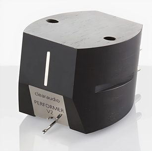 Čierna prehrávacia doska ClearAudio Performer v2 pre vinylové platne, pohľad spredu zo šikmého uhla, položená na bielom podstavci