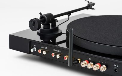 Pro-Ject Juke Box E sort lakeret pladespiller. Tonarm, pickup, pladespiller, knapper, RCA- og phono-stik, set oppefra