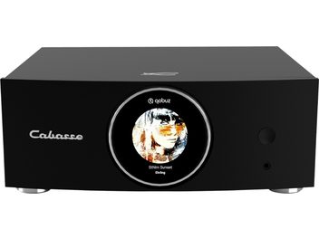 Integruotas stereo hi-fi stiprintuvas Cabasse AMP 240S, juodas matinio aliuminio, vaizdas iš priekio: stačiakampė priekinė panelė su centriniu apvaliu ekranu, kuriame rodoma albumo viršelio iliustracija, kairėje – Cabasse logotipas, dešinėje – apvalus mygtukas ir ausinių lizdas