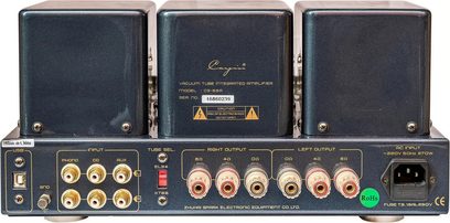 Integrovaný stereofonní lampařský zesilovač Cayin CS-55A KT88, šedý antracitový kovový kryt s třemi kryty kubických transformátorů, pozlacené RCA konektory a svorky pro reproduktory, port USB-B, červený přepínač trubek a síťový konektor IEC na zadní straně