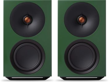 Egy pár zöld Cambridge Audio L/R S hangsugárzó elölnézetből, fekete hangszórókkal és narancssárga középrésszel