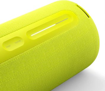 Boxă Bluetooth portabilă Loewe We. HEAR pro galben fluorescent, vedere de aproape cu grilă texturată și comenzi superioare