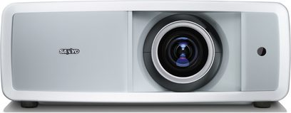Sanyo PLV-Z2000 hvid videoprojektor set forfra, centreret objektiv med blå ring, højttalerrille til højre