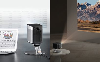 Supporto da soffitto XGIMI X-Desktop Pro in metallo, vista frontale con proiettore montato, su scrivania con computer portatile e immagine proiettata di montagne sullo sfondo