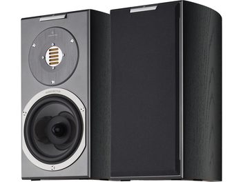 AudioVector R1 bogreolhøjttalere i sort træ, set fra trekvart vinkel, den ene med sort frontgitter og den anden med synlig gylden AMT-diskant og kulfiber mellembas-enhed