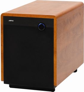 Jamo Sub 300 lysebrunt træbassubwoofer, sort frontpanel med blå LED-lys, set let skråt forfra