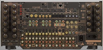 Denon AVC-A1HD hjemmebiografsforstærker, set forfra, mange knapper, stik og indstillinger på den sorte front