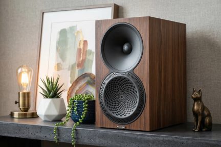Diffusore da scaffale Paradigm finitura noce con frontale nero e altoparlanti circolari vista di tre quarti