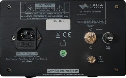 Condizionatore di rete Taga Harmony PC-5000 in metallo nero, vista posteriore, ingresso IEC, selettore di polarità, fusibile e morsetto di terra