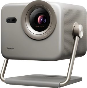 Hisense M2 PRO videoprojektor i metallisk grått metall, sett fra høyre forfra i trekvart vinkel, rektangulært kabinett med avrundede hjørner, stort sentralt objektiv med ring rundt, liten kamera til venstre, høyre side perforert for ventilasjon og rørformet arm med riflet skruknapp som støtter en flat sokkel