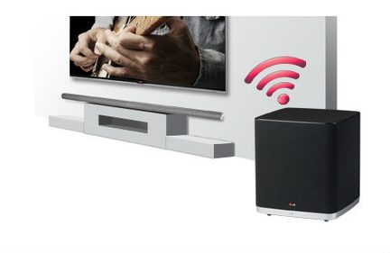 Sort soundbar med trådløs subwoofer, hånd der spiller guitar på TV-skærmen, rødt Wi-Fi-ikon