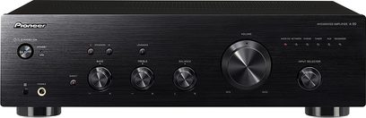 Hi-fi stereo zesilovač Pioneer A-20 černý, pohled zepředu, čelní panel v černé barvě se stříbrnými tlačítky a ovladači, LED displej